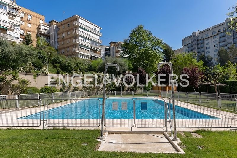 Foto 9944e2da-061a-4839-b36a-d7c7074d808e. Pis amb calefacció aparcament piscina a San Juan Bautista Madrid