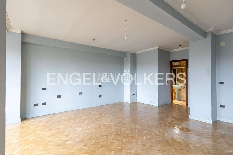 Foto 9c796744-78ce-44a4-ac16-d3c8ae81b28e. Pis amb calefacció aparcament piscina a San Juan Bautista Madrid