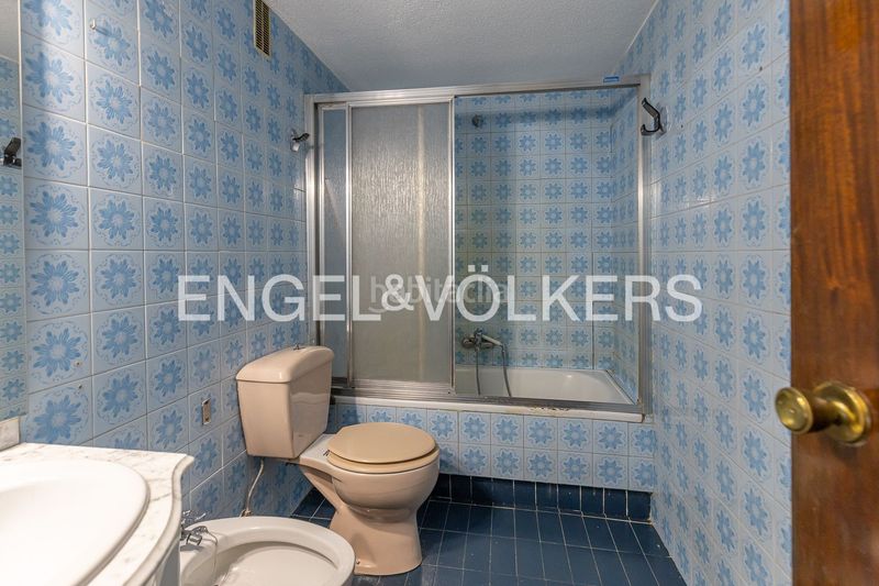 Foto c8a7949d-ba2e-4c3f-8e3c-015c909740f6. Pis amb calefacció aparcament piscina a San Juan Bautista Madrid