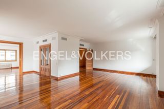 Rent Flat in Nueva España. Magnífica vivienda con gran terraza, dos plazas de garaje, pisci