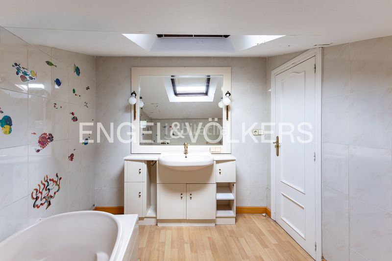 Foto a5ca85ed-85d5-4fd7-bdaa-7a00f45037b2. Casa adossada amb calefacció a Hispanoamérica-Bernabéu Madrid