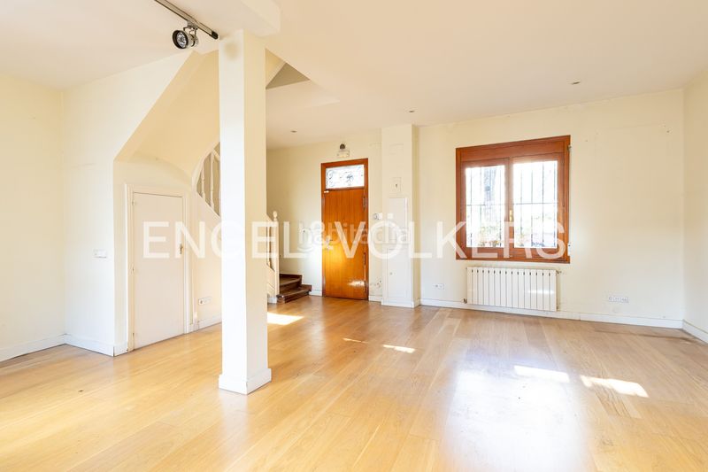 Foto ee3dd94d-5140-4929-ba01-02868572546a. Casa adossada amb calefacció a Hispanoamérica-Bernabéu Madrid