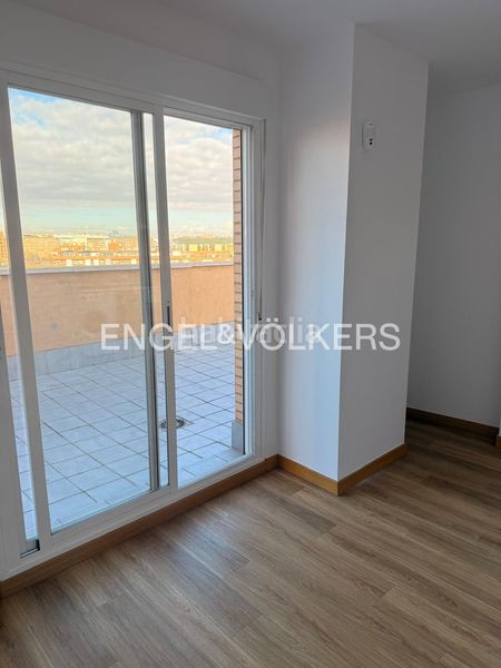 Foto bdb91810-1d97-4b17-9b0f-228968a416f9. Estudi amb calefacció aparcament piscina a Butarque Madrid