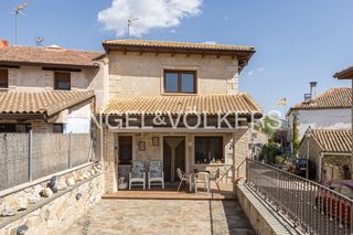 Maison jumelée à Navarredonda y San Mamés. Casa de piedra con encanto y patio privado a 50 minutos de madri