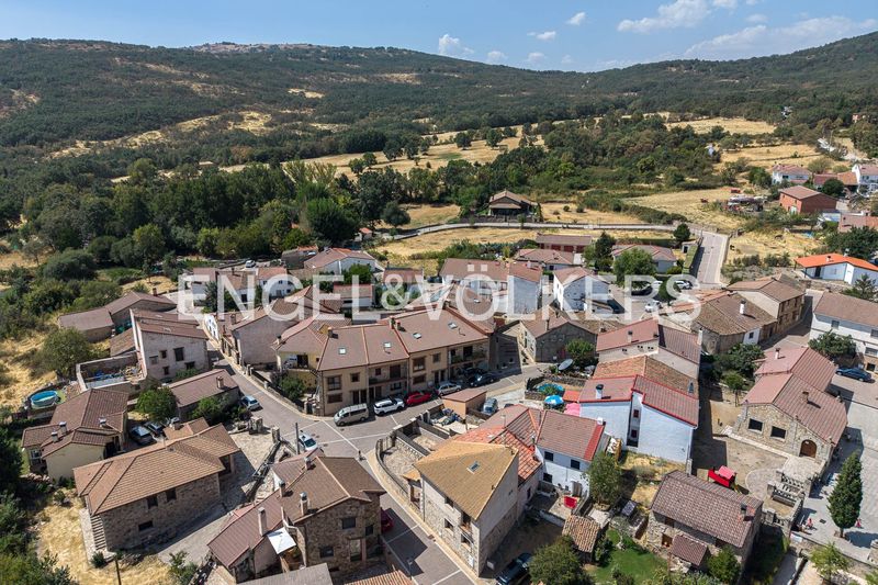 Foto 72a8bb5e-b39f-4a6c-ad98-dd501ec59d4b. Reihenhaus mit heizung in Navarredonda y San Mamés