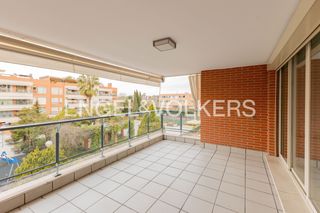 Lloguer Pis  Calle picasso. Amplio piso con terraza, dos plazas de garaje con el cargador pa