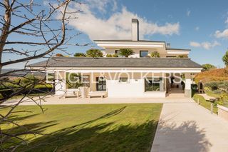 Casa a El Pinar-Punta Galea. Magnífica villa con vistas en las rozas