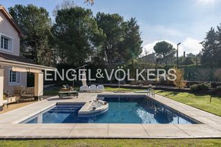 Casa  Calle playa de sitges. Extraordinaria villa con piscina y pádel en boadilla