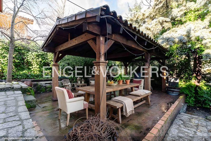 Foto f769e93b-dd2c-45c5-bd28-b0e3656233a2. Casa amb calefacció aparcament piscina a Parquelagos-Puente Nuevo Galapagar