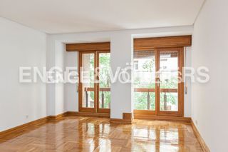 Miete Etagenwohnung in Argüelles. Luminoso piso con balcones en alquiler en la calle quintana