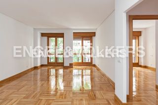 Affitto Appartamento in Argüelles. Piso luminoso con balcones en alquiler en la calle quintana