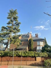Casa en Somosaguas. Magnífico chalet independiente con piscina en somosaguas