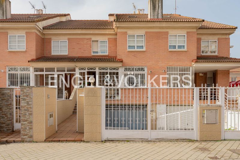 Foto 6ade94e3-b20e-4c50-b9dd-67c327efb901. Casa amb calefacció aparcament a Valdepelayo-Montepinos-Arroyo Culebro Leganés