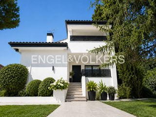 Casa en Yucatán-La Cornisa. Vivienda unifamiliar elegante y clásica en yucatán, las rozas