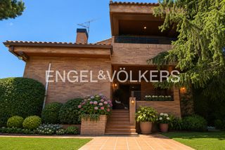 Casa a Yucatán-La Cornisa. Vivienda unifamiliar elegante y clásica en yucatán, las rozas