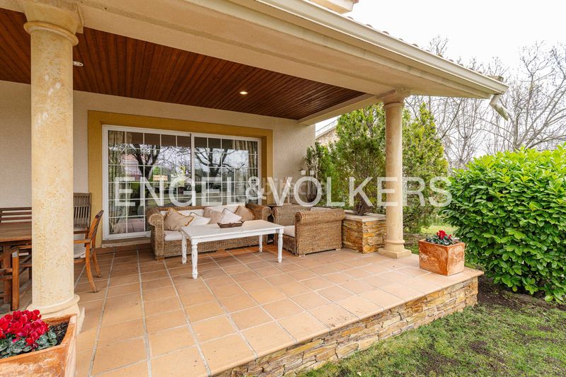 Foto 3a9eb7c8-b27d-444f-a01a-ecf482bb0c72. Casa amb calefacció aparcament piscina a El Guijo-Colonia España Galapagar