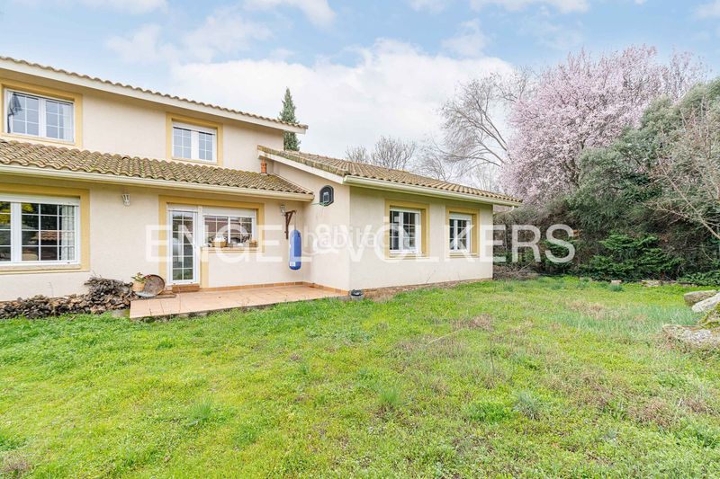 Foto 63cb7f4f-faa9-4934-9272-d31c05e130ec. Casa amb calefacció aparcament piscina a El Guijo-Colonia España Galapagar