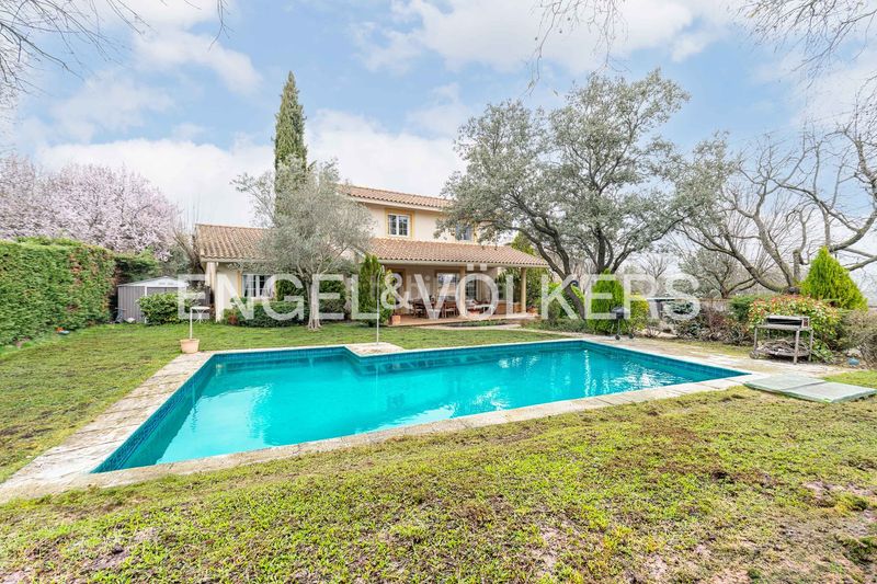 Foto b45818e8-d659-4bf0-9e75-cab6ea15c799. Casa amb calefacció aparcament piscina a El Guijo-Colonia España Galapagar