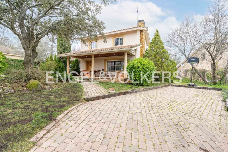 Foto fe0b36e9-0485-410f-ae1f-c02c2ad76516. Casa amb calefacció aparcament piscina a El Guijo-Colonia España Galapagar