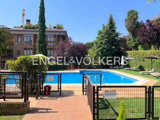 Miete Appartement  Calle ardales. Bajo reformado y con jardín en aravaca