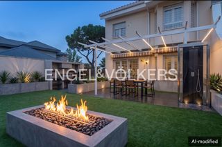 Semi detached house in Somosaguas. Luminoso chalet en colonia de los angeles