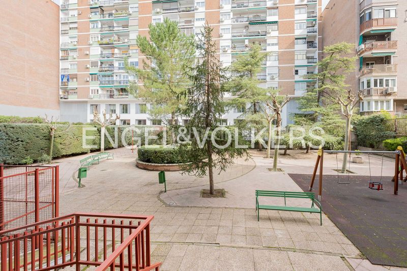 Foto 0104e1a6-7933-4b54-b683-b1505d753a2d. Pis amb calefacció aparcament piscina a Pacífico Madrid