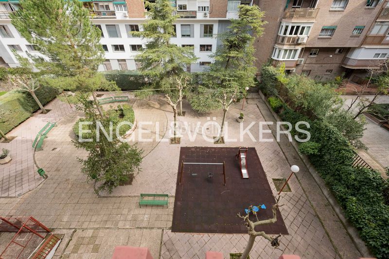 Foto 5dae29fc-8816-4ea6-91e8-e4a9bbe1b14a. Pis amb calefacció aparcament piscina a Pacífico Madrid