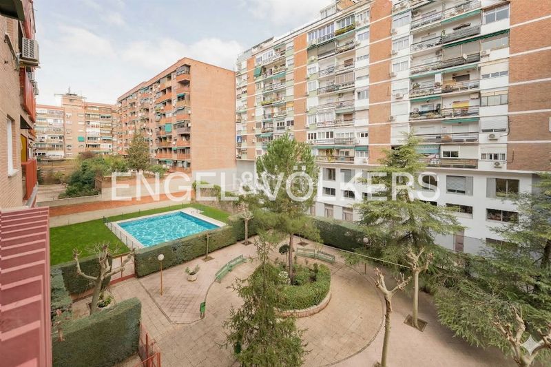 Foto ccb4a8e9-94d0-497c-bff2-3011ad9056c0. Pis amb calefacció aparcament piscina a Pacífico Madrid