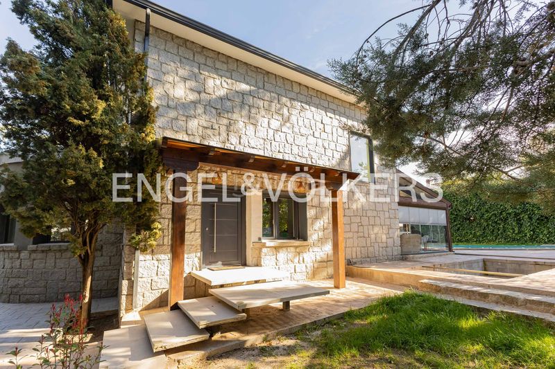 Foto 55479849-019a-4d80-b684-e36034fa25c8. Casa amb calefacció aparcament piscina a El Guijo-Colonia España Galapagar