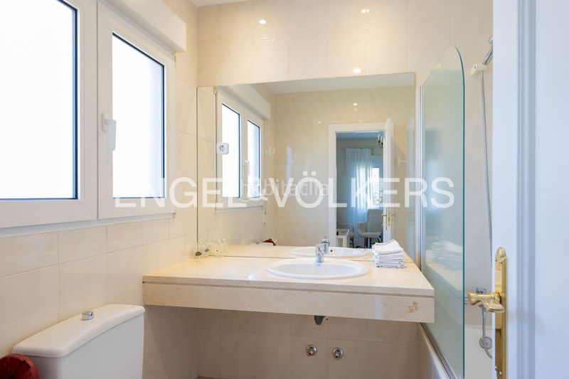 Foto 6f798a21-d1d8-4579-951b-c8dd6ce0c1c9. Casa amb calefacció aparcament piscina a El Olivar de Mirabal Boadilla del Monte