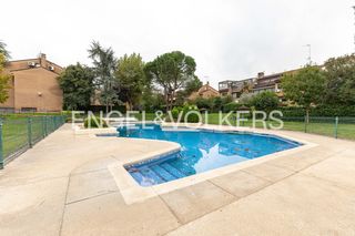 Casa a El Soto de la Moraleja. Magnífico dúplex con terraza en excelente urbanización de la mor