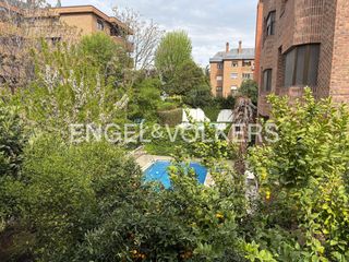 Etagenwohnung in Costillares. Exclusiva vivienda con amplia terraza, zonas ajardinadas y pisci