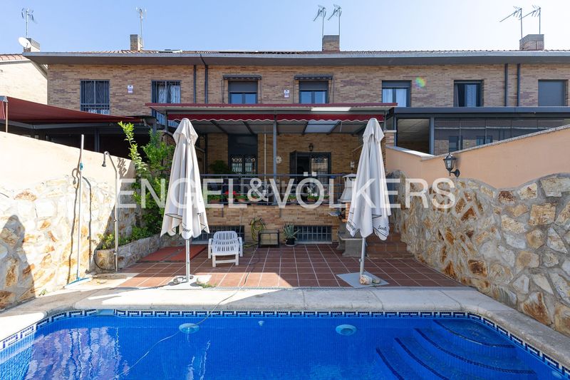 Foto 823c2196-3078-4bb5-86e1-69085d086d1f. Casa adossada amb calefacció aparcament piscina a Getafe