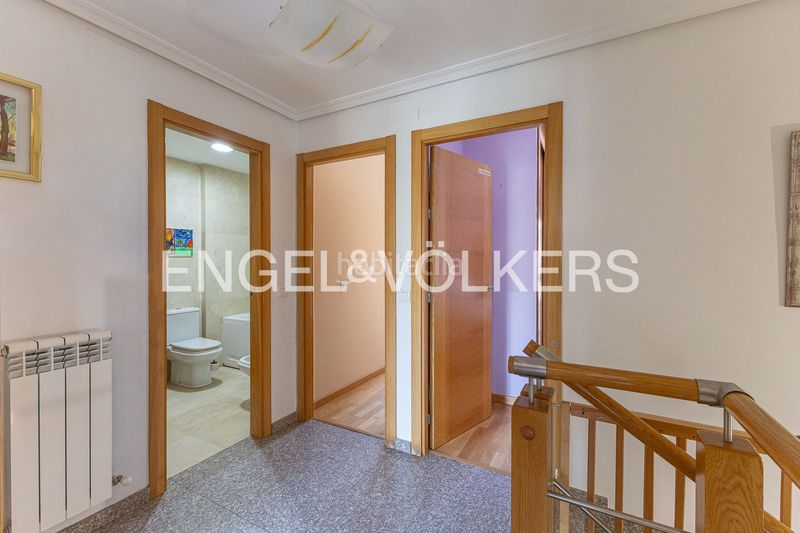 Foto bbdeccba-4b55-4e86-baea-49d9543f9083. Casa adossada amb calefacció aparcament piscina a Getafe