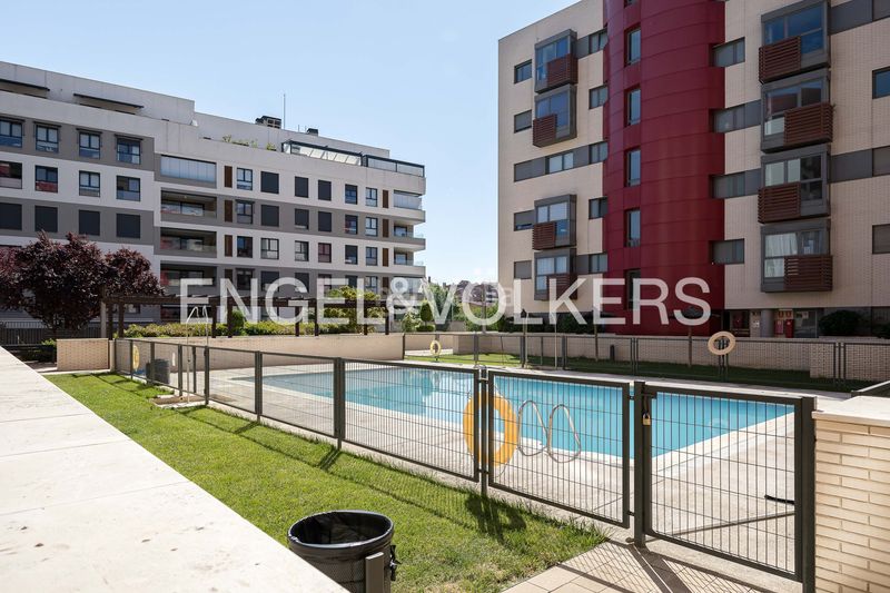 Foto ef9acfaa-c8a4-4d22-a6d1-49c89915c7e0. Pis amb calefacció aparcament piscina a Sanchinarro Madrid