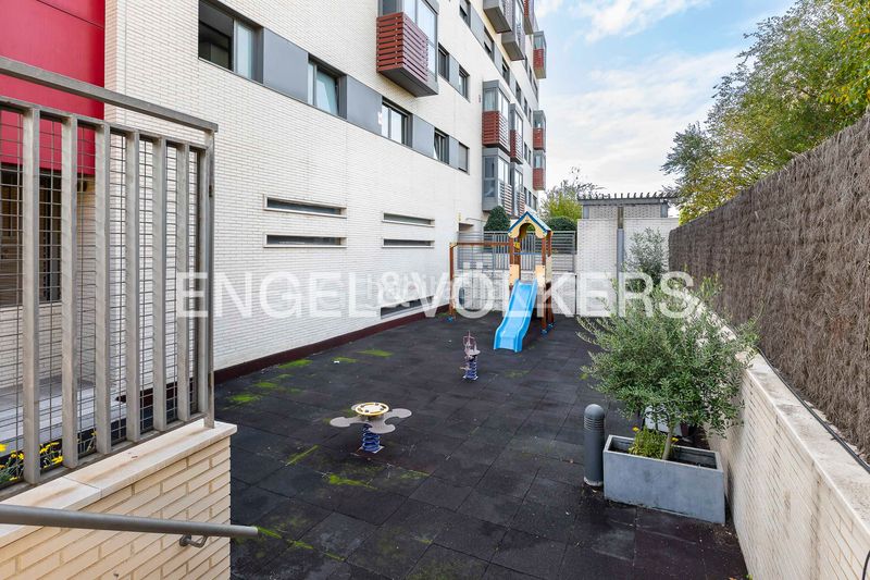 Foto 5b22ed70-3411-4d77-b05b-75e266931bfc. Pis amb calefacció aparcament piscina a Sanchinarro Madrid