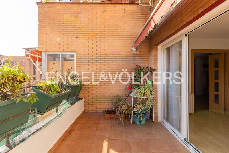 Foto 1d3ca3f6-d08d-4db3-aa3f-4a710b9bb545. Àtic amb calefacció aparcament piscina a Palomeras Bajas Madrid
