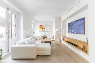 Appartement à Palacio. Propiedad con reforma de calidad y 3 balcones en palacio