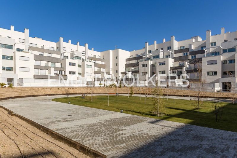 Foto 19cea240-d5f4-493d-a2c3-dffa6f0ab9ee. Pis amb calefacció aparcament a Aravaca Madrid