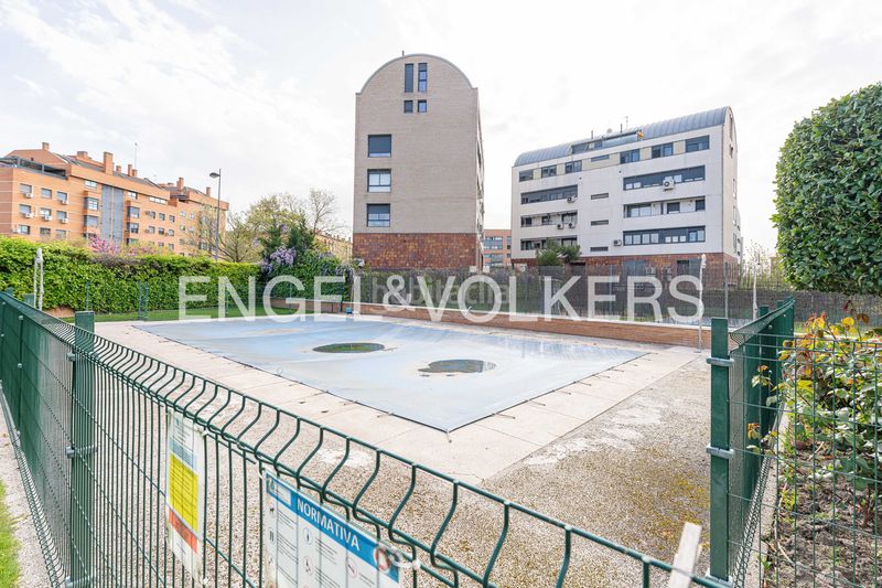 Foto 72ff2815-e4b3-4696-b9fb-d593414a1515. Dúplex amb calefacció aparcament piscina a Parque Oeste-Fuente Cisneros Alcorcón