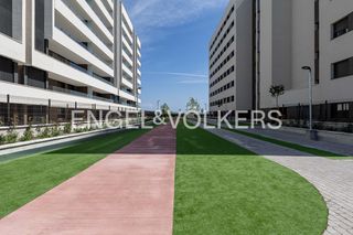 Affitto Piccolo appartamento in Primera Fase-Nuevo Tres Cantos. Exclusivo bajo de 3 dormitorios  con 2 terrazas en tres cantos