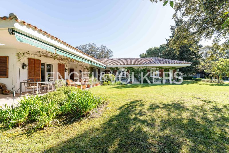 Foto 2954f626-4d7b-4b49-8f69-ef00383a4054. Casa amb calefacció aparcament piscina a Urbanización Este-Montepríncipe Boadilla del Monte