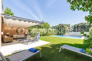 Casa en Aravaca. Residencia de alto standing con piscina privada en diplomáticos