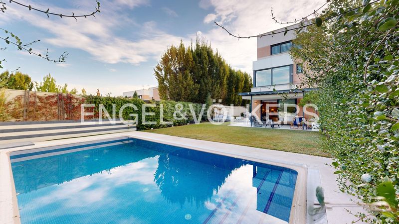 Foto 986abbcd-4947-429d-a2f5-f53bb0032759. Casa amb calefacció aparcament a Aravaca Madrid