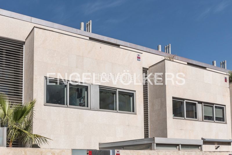 Foto 012a0f09-bc5f-46be-9de8-de8edeeafdba. Casa amb calefacció aparcament piscina a Hispanoamérica-Bernabéu Madrid