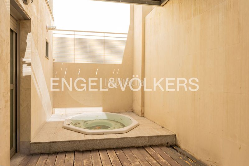Foto 0588a283-0f95-4b7b-8d78-9c7c6bdf2bac. Casa amb calefacció aparcament piscina a Hispanoamérica-Bernabéu Madrid