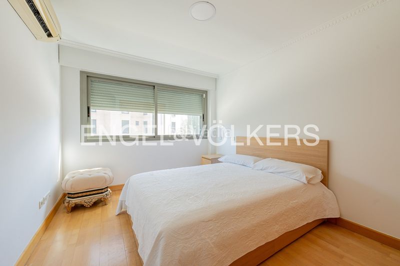 Foto 0e0e4642-f7d2-43dd-8b56-9545623b9540. Casa amb calefacció aparcament piscina a Hispanoamérica-Bernabéu Madrid