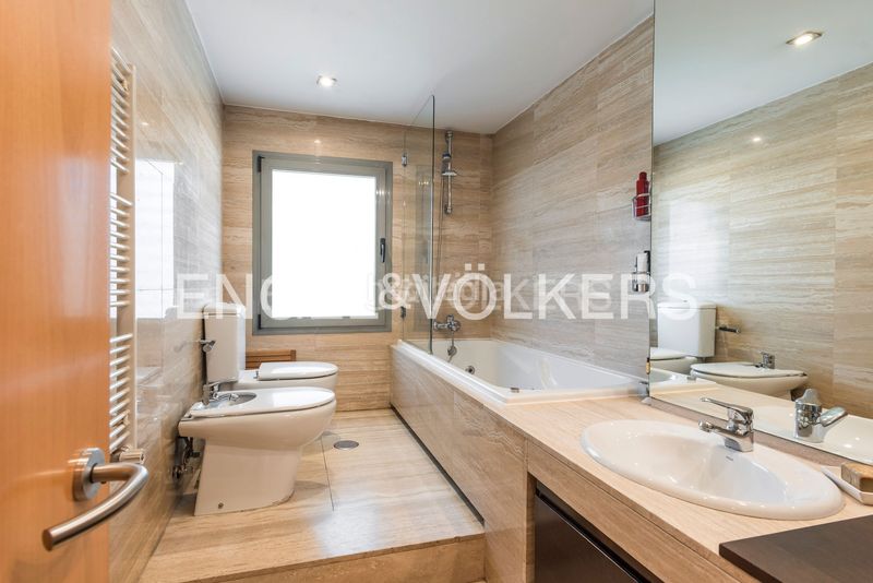 Foto 0ef3413c-dee3-4647-a3c8-784383468727. Casa amb calefacció aparcament piscina a Hispanoamérica-Bernabéu Madrid