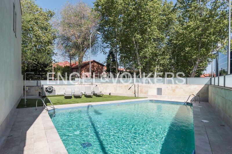 Foto 10b3a6bd-ef51-48c7-8902-956764f25305. Casa amb calefacció aparcament piscina a Hispanoamérica-Bernabéu Madrid