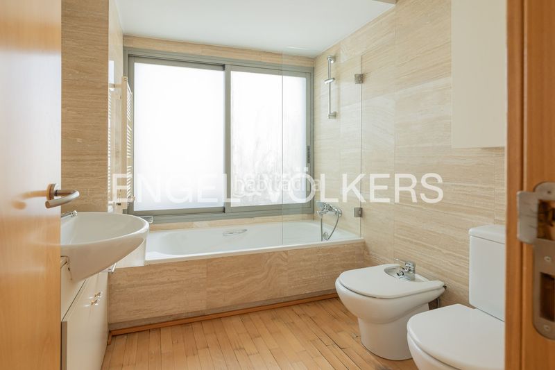 Foto 5f2d0de1-cd48-49df-89a6-54ee5ae5fa42. Casa amb calefacció aparcament piscina a Hispanoamérica-Bernabéu Madrid